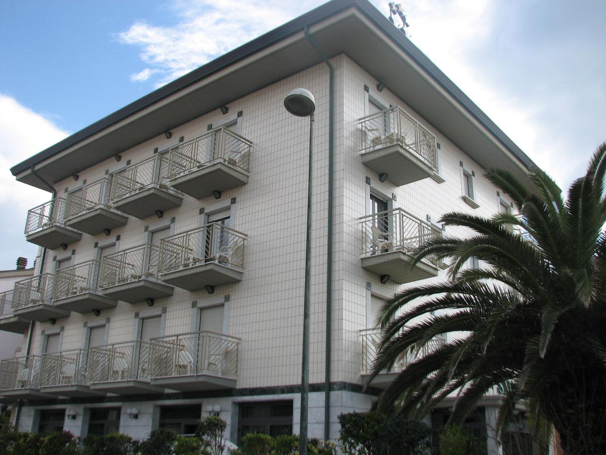 Hotel Smeraldo リド・ディ・カマイオーレ エクステリア 写真